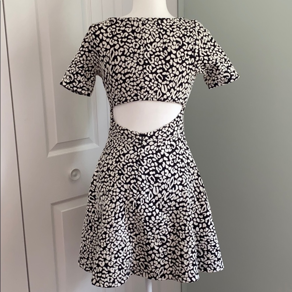 Guess brand mini dress with cute open back size XS - Picture 2 of 4